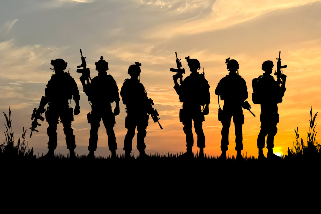 oddział na tle zachodzącego słońca