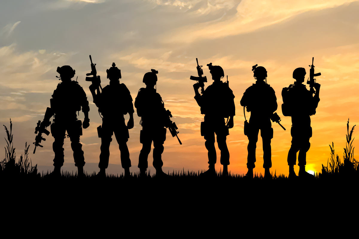 oddział na tle zachodzącego słońca